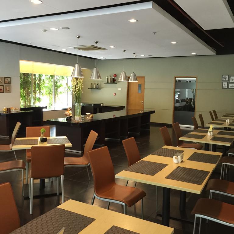 Triniti Hotel Jakarta Exterior photo